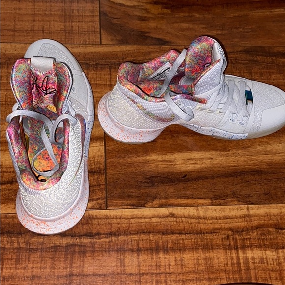Nike Kyrie 3 EYBL Sneaks 942206-001 Multi Color - Picture 3 of 3